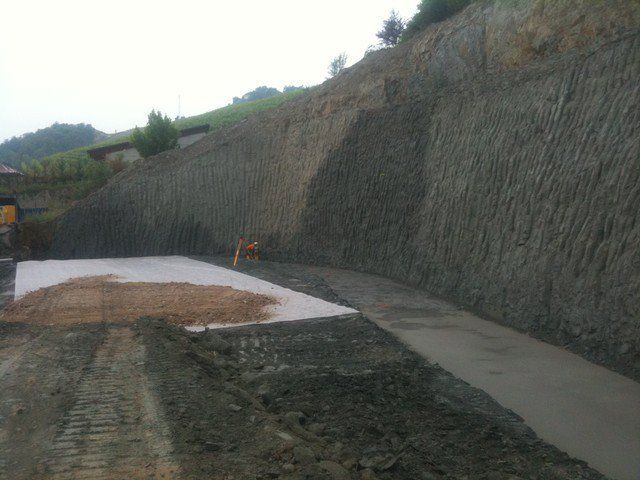 lavori per la messa in sicurezza di una scarpata