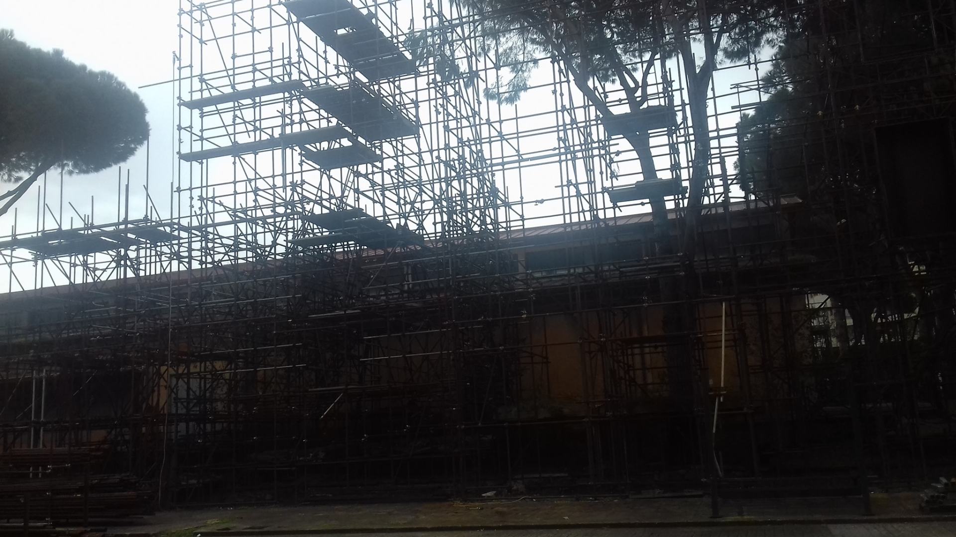 Ponteggi fissi circondano un edificio