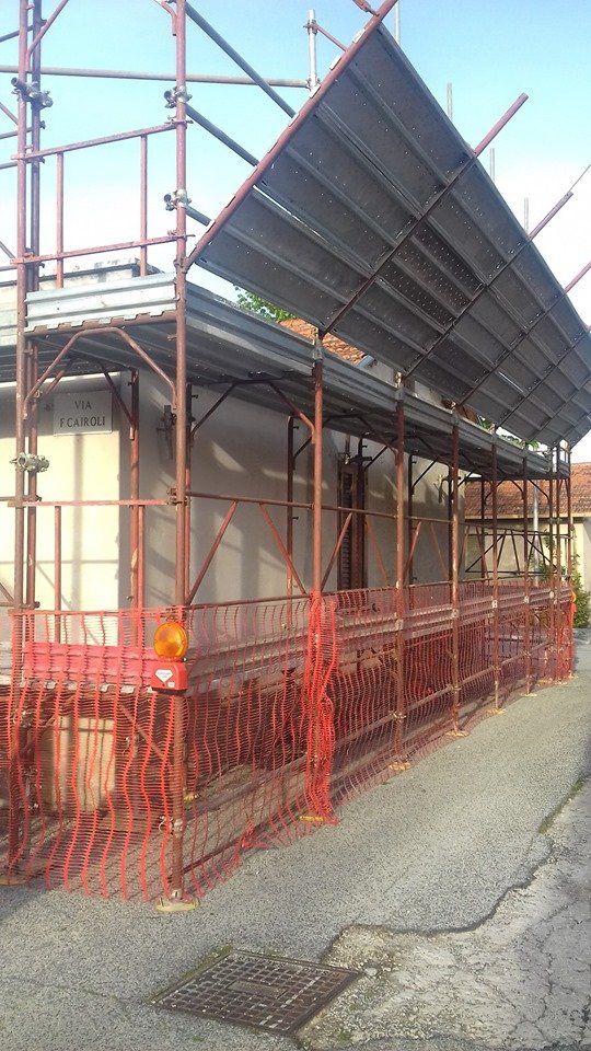 Ponteggio con parasassi e recinzione