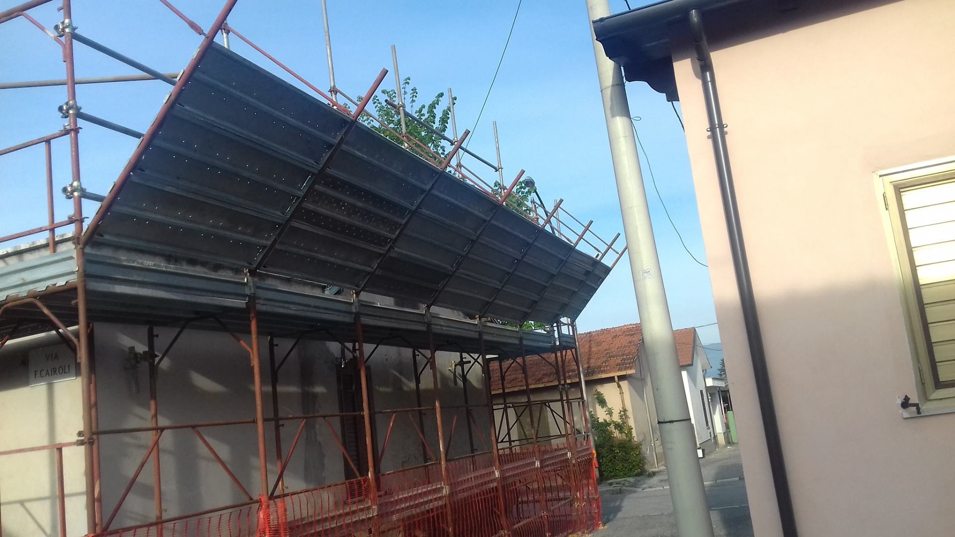 Ponteggio di facciata installato su un edificio