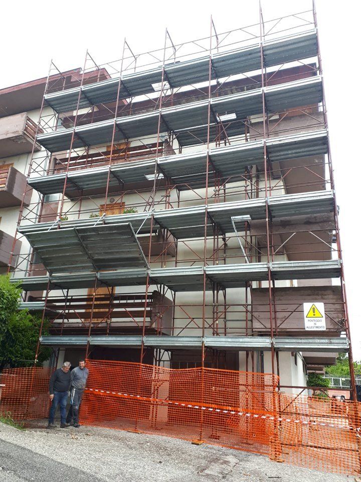 Cantiere edile con ponteggio