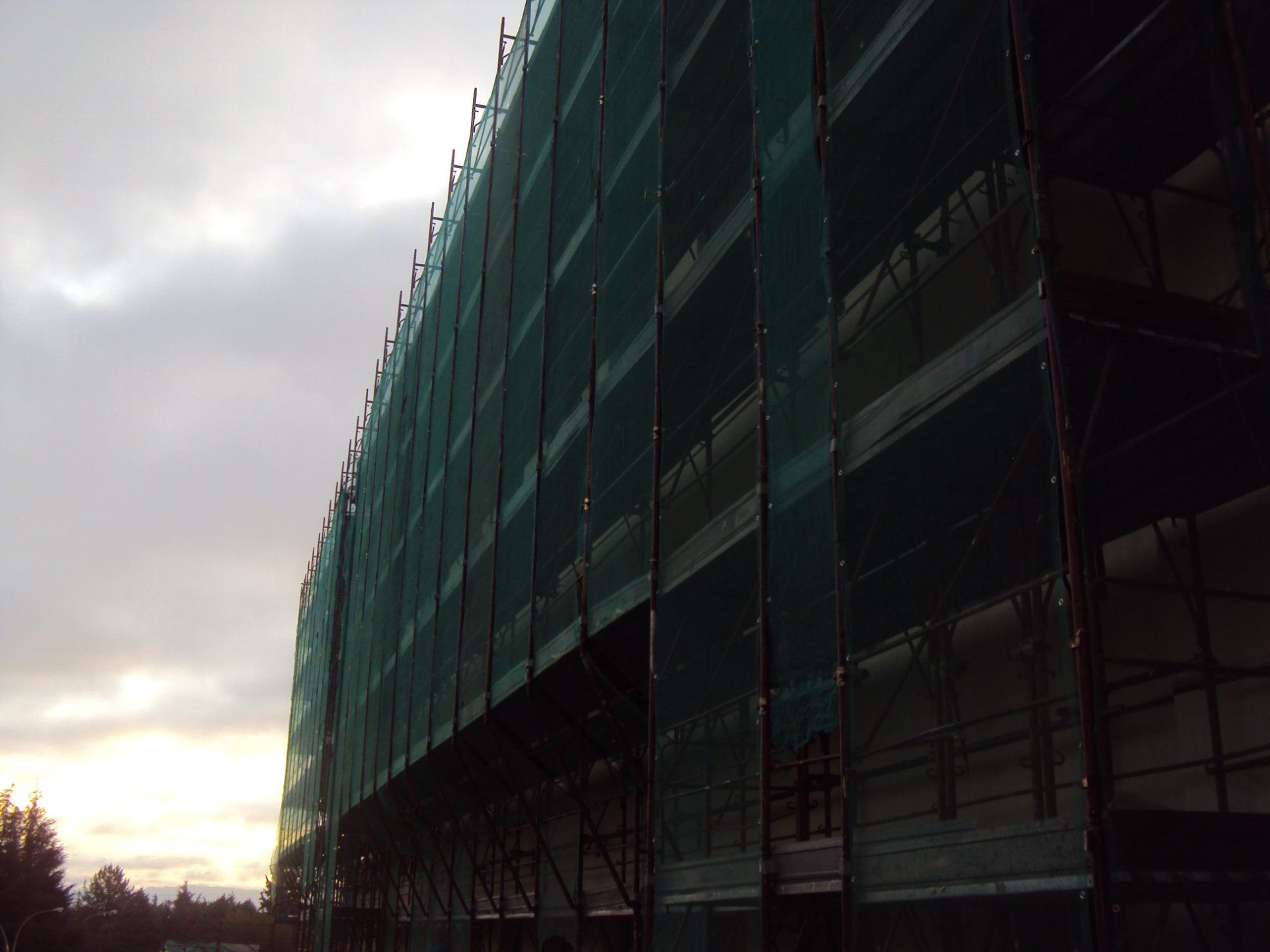 Ponteggio complesso con rete verde di protezione