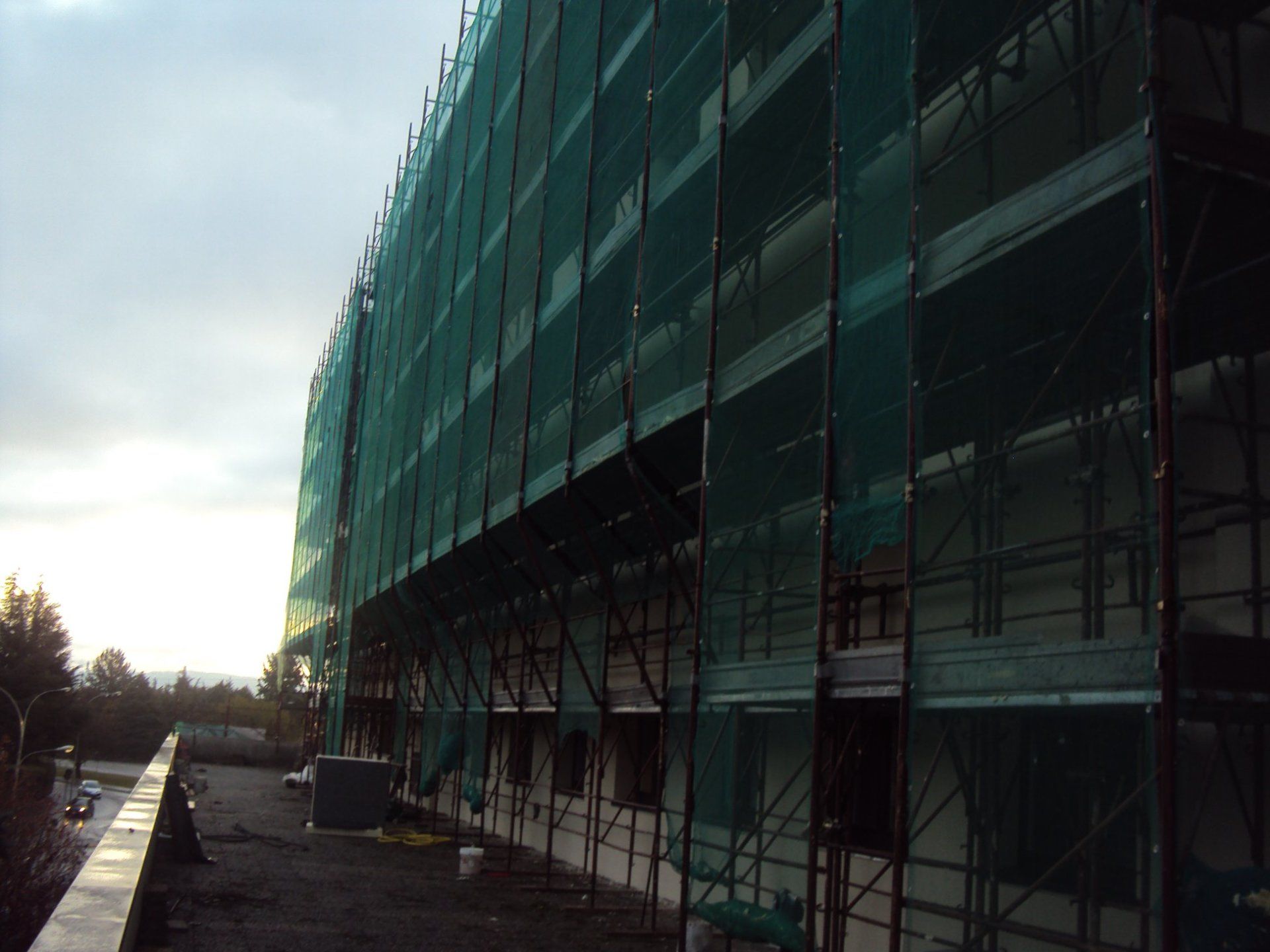 Ponteggi installati sulla facciata di un condominio