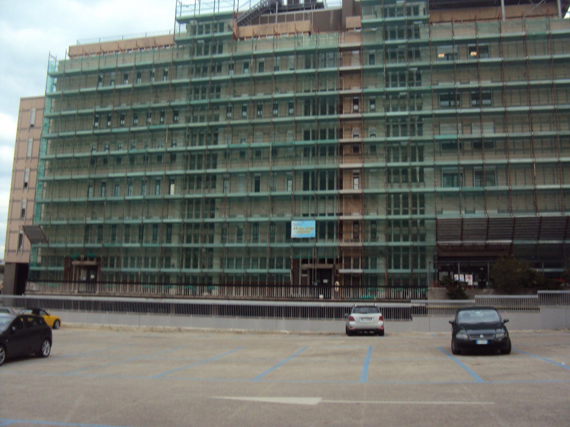 Impalcatura complessa appena installata su un edificio