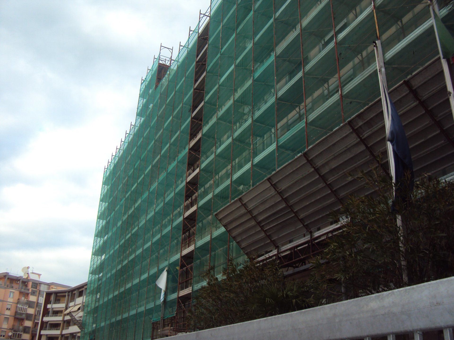 Parasassi e rete di protezione installati su un ponteggio