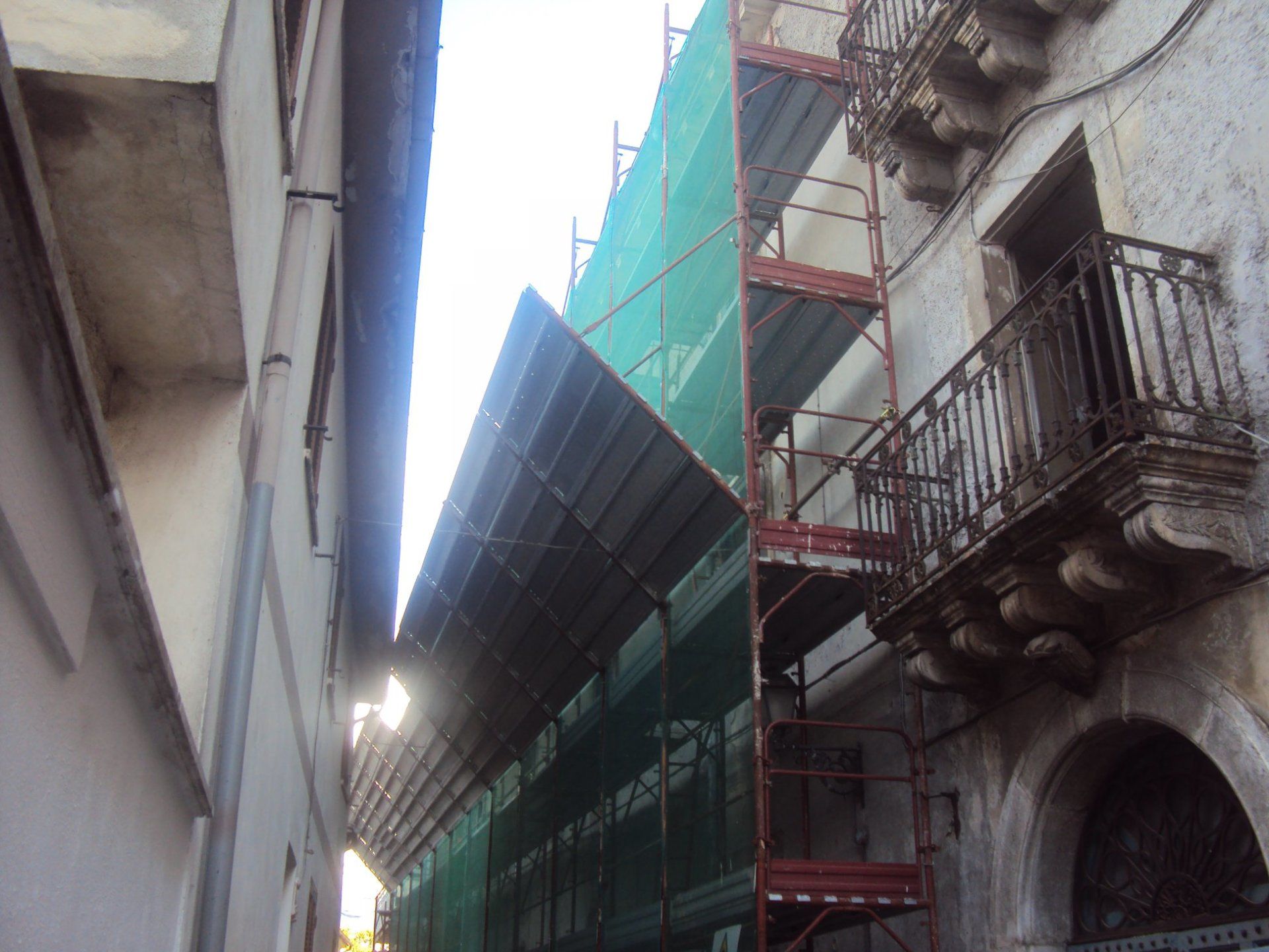 Impalcatura montata tra due edifici vicini