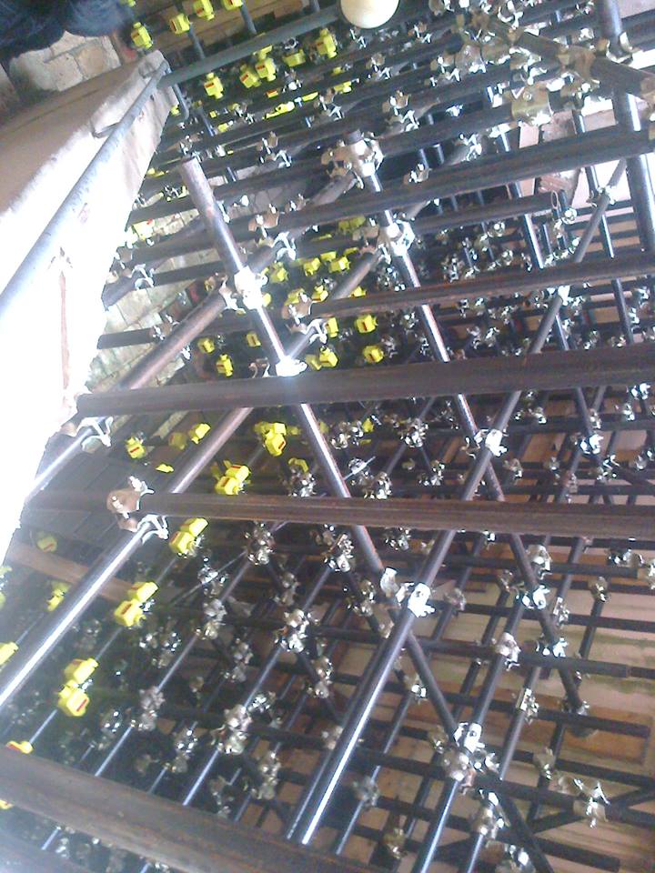 Dettaglio di una impalcatura modulare con tubi giunti