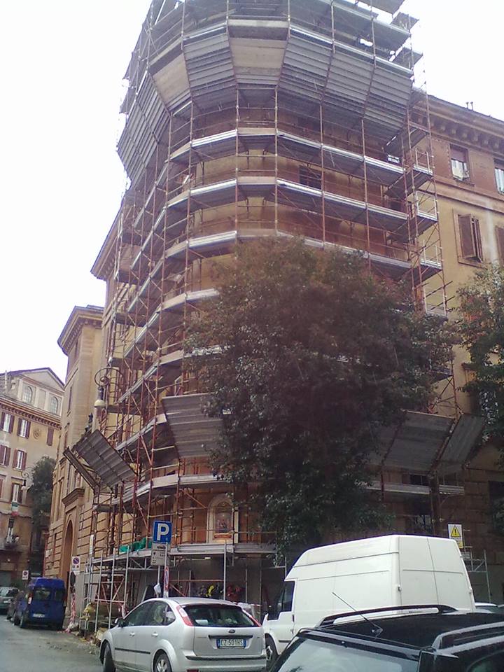 Ponteggio ad angolo con elementi per la sicurezza