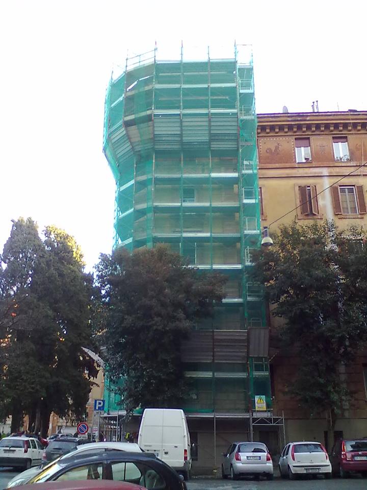 Ponteggio ad angolo per il restauro di un edificio