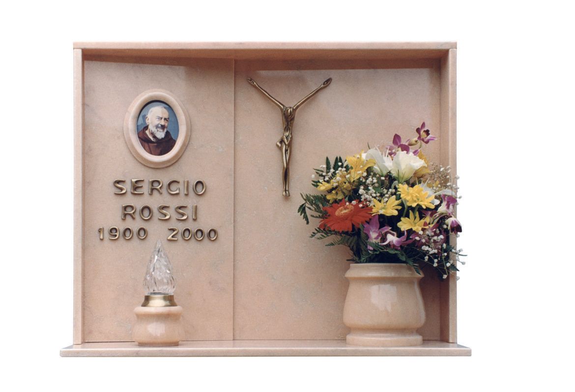 lapide commemorativa con fiori e immagine sacra