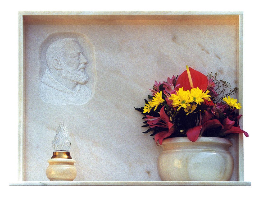 lapide cimiteriale con bassorilievo