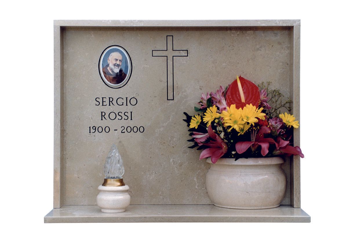 lapide in marmo con lume