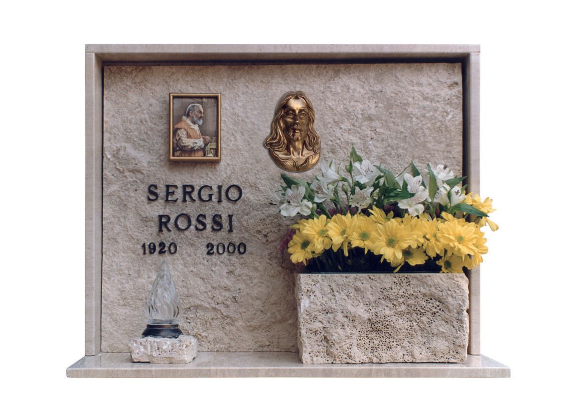 lapide commemorativa con elementi in marmo