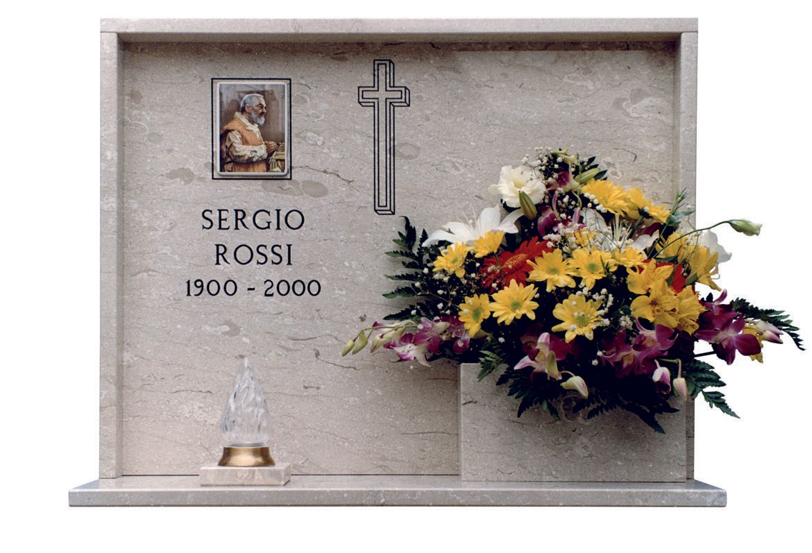lapide cimiteriale con fiori