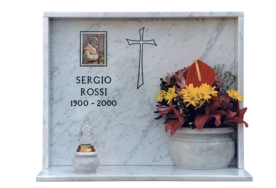 lapide cimiteriale in marmo con fiori e croce incisa