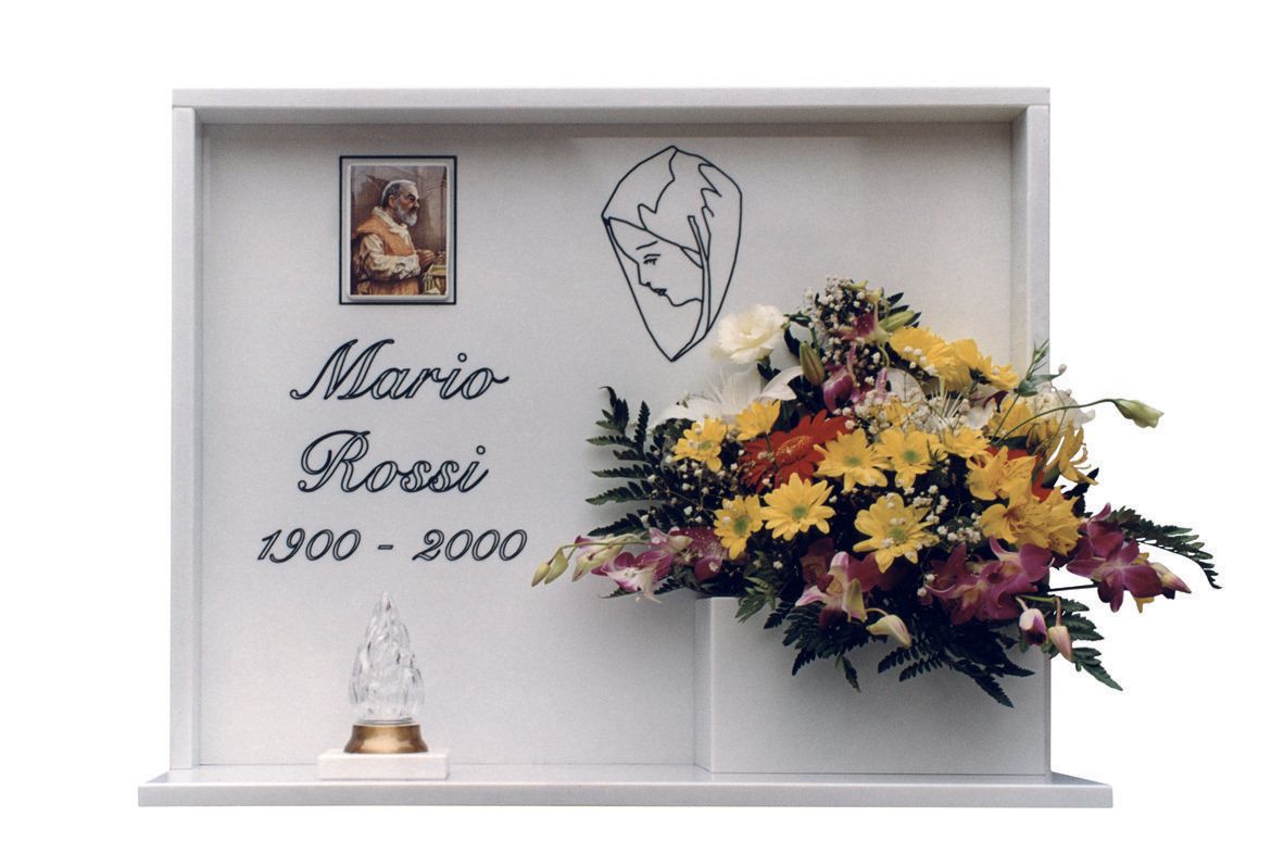 lapide commemorativa con vaso in marmo
