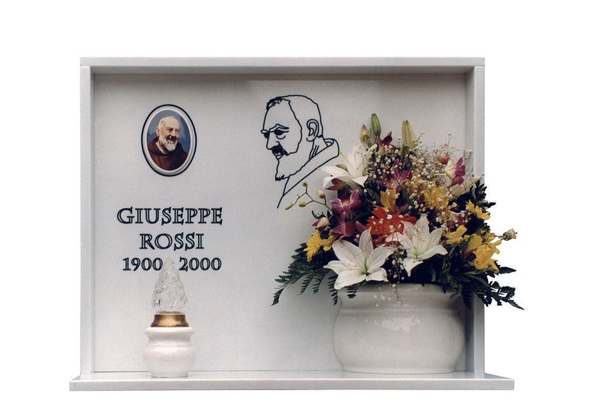 lapide bianca con vaso portafiori