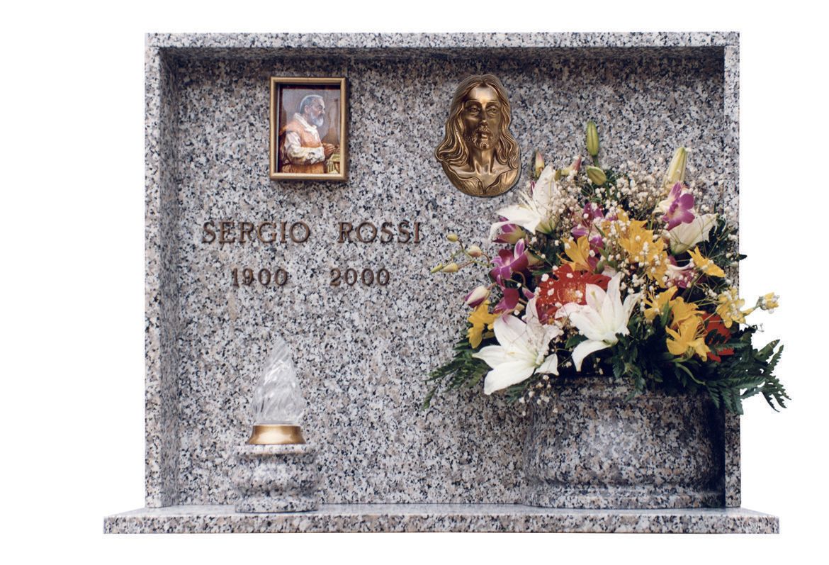 lapide con elementi dorati