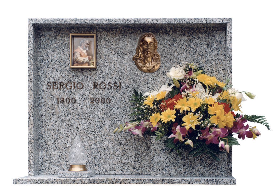 lapide cimiteriale con scritte dorate