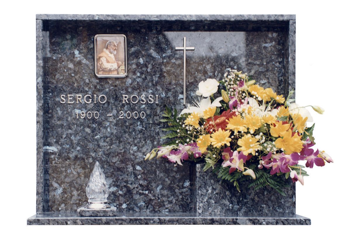 lapide cimiteriale in marmo scuro