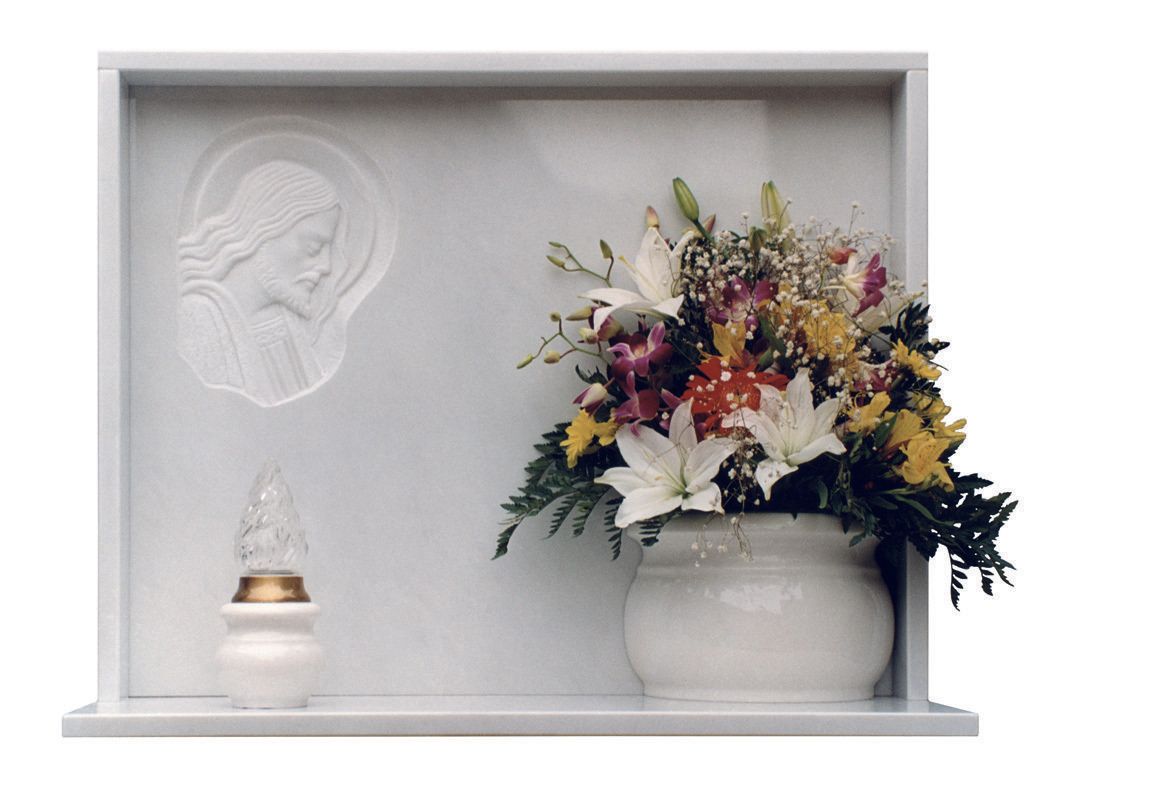 lapide cimiteriale in marmo bianco con immagine sacra in bassorilievo