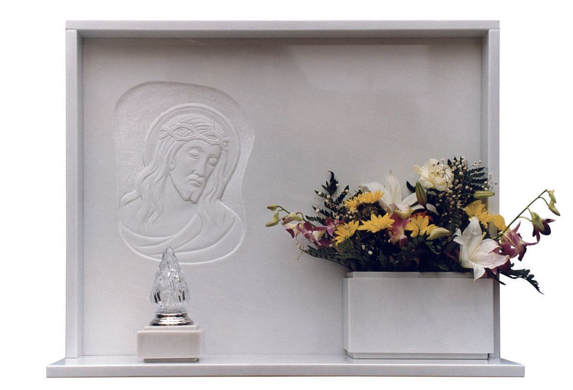 lapide bianca con immagine sacra