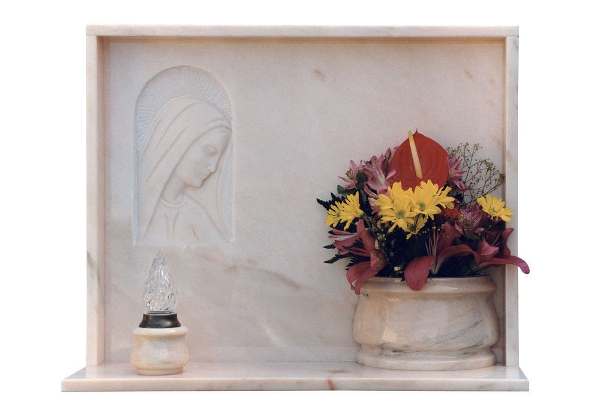 lapide cimiteriale con immagine sacra