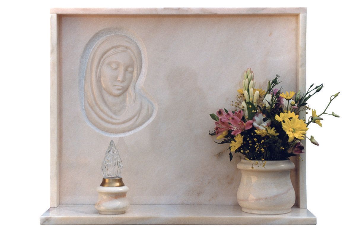 lapide commemorativa decorata con incisioni