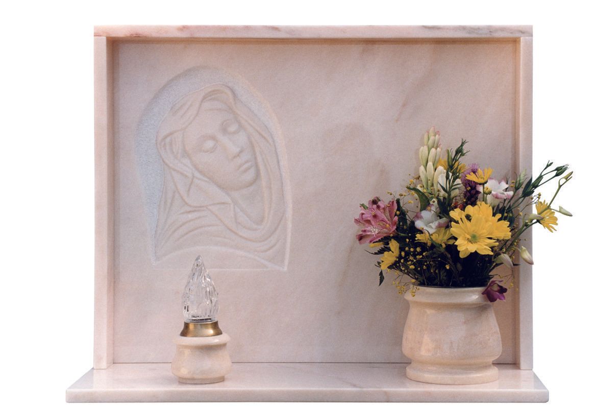 lapide cimiteriale con dettagli incisi