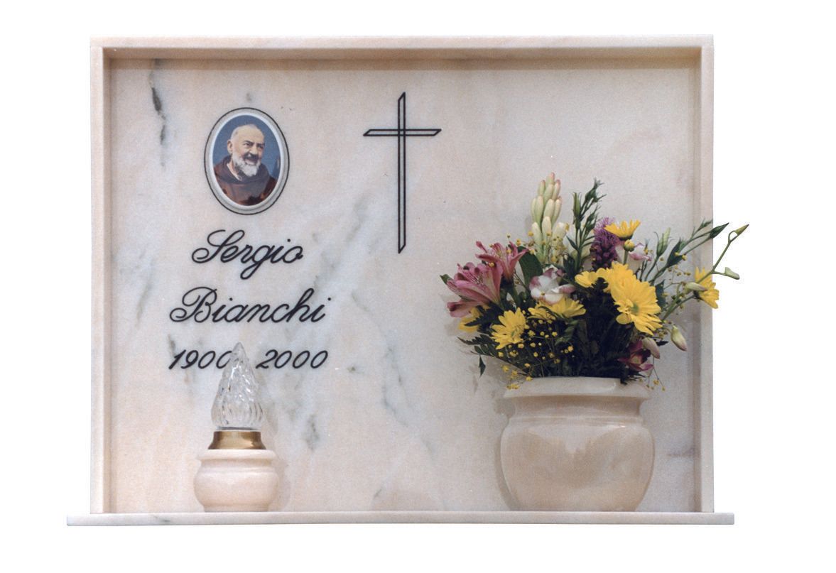 lapide commemorativa in marmo