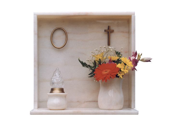 lapide per ossario con fiori