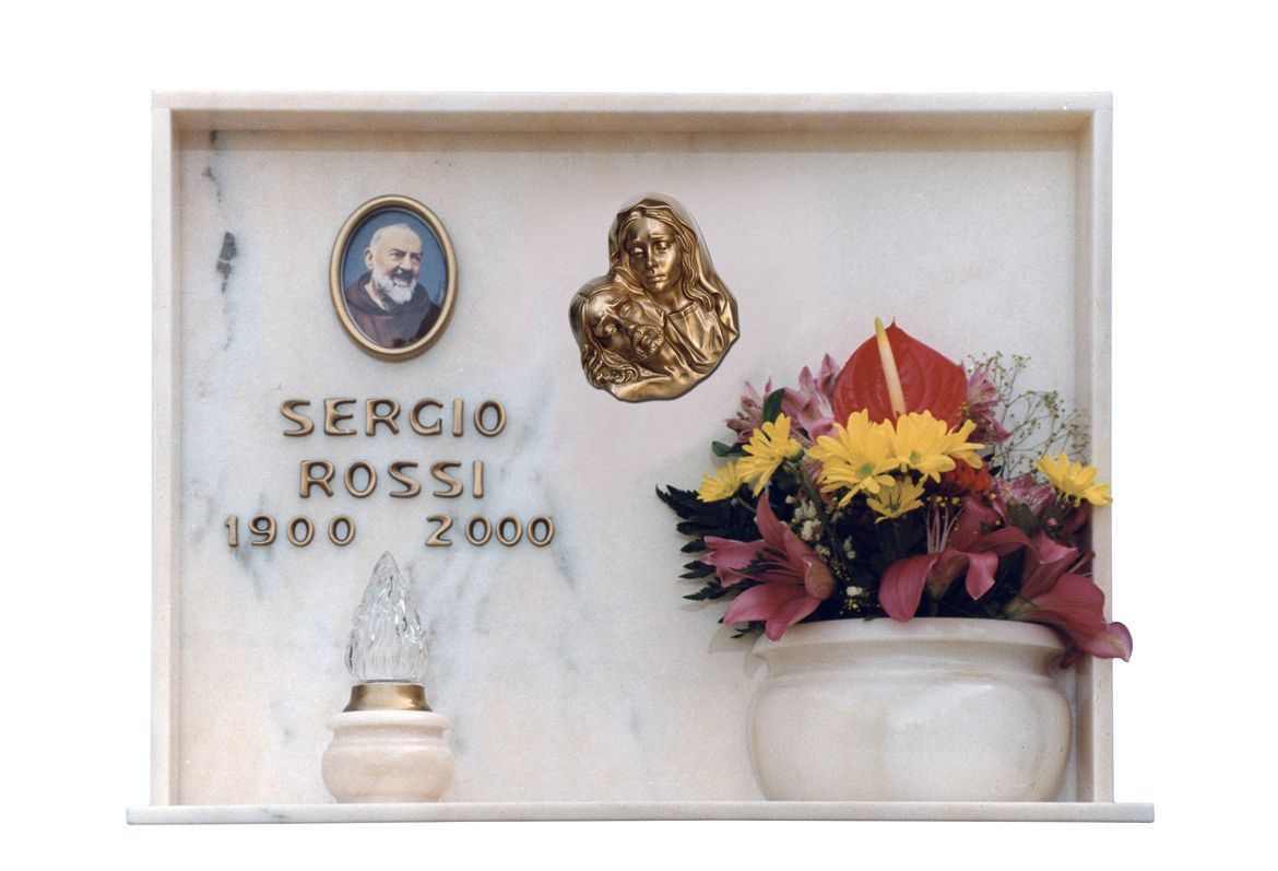 lapide in marmo decorata con immagine sacra