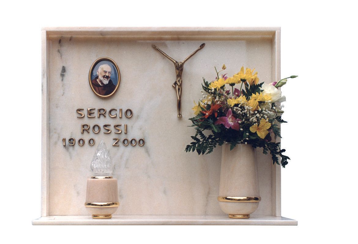 lapide commemorativa con crocefisso