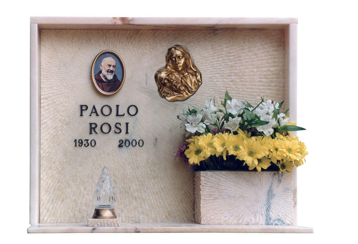 lapide in marmo grigio decorato