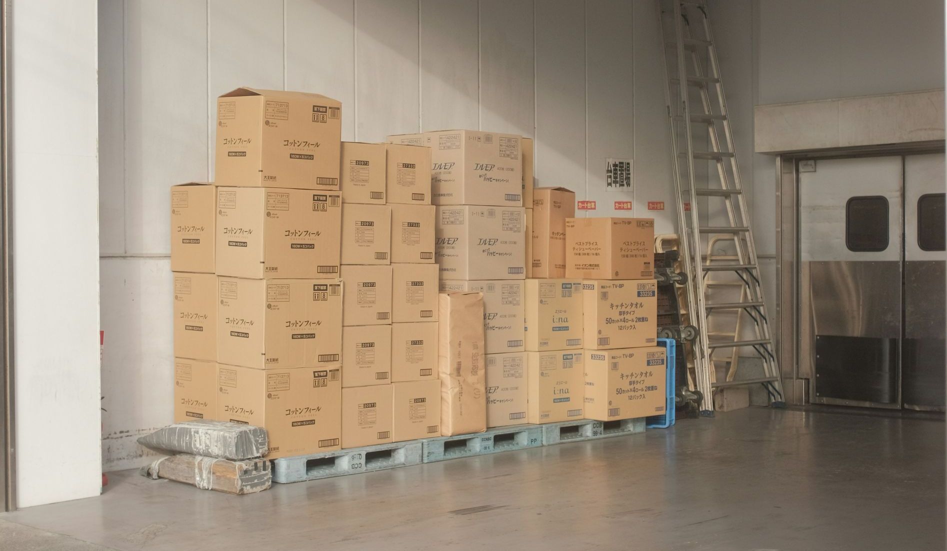 Warehouse with a row of brown packing boxes on pallets