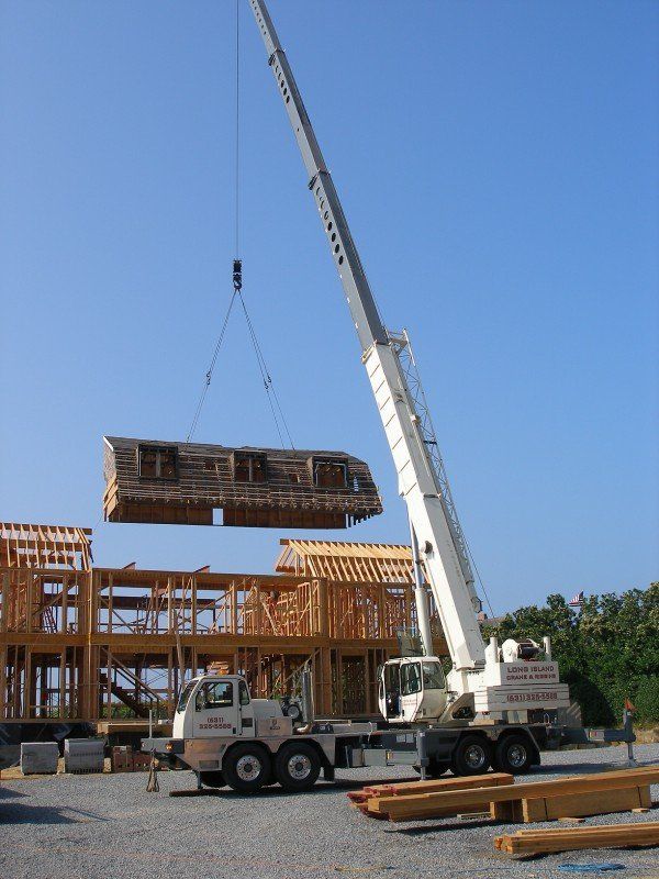 70 Ton Terex Setting A Roof Structure In Water Mill