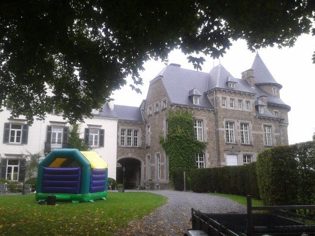 kasteelverblijf met springkasteel