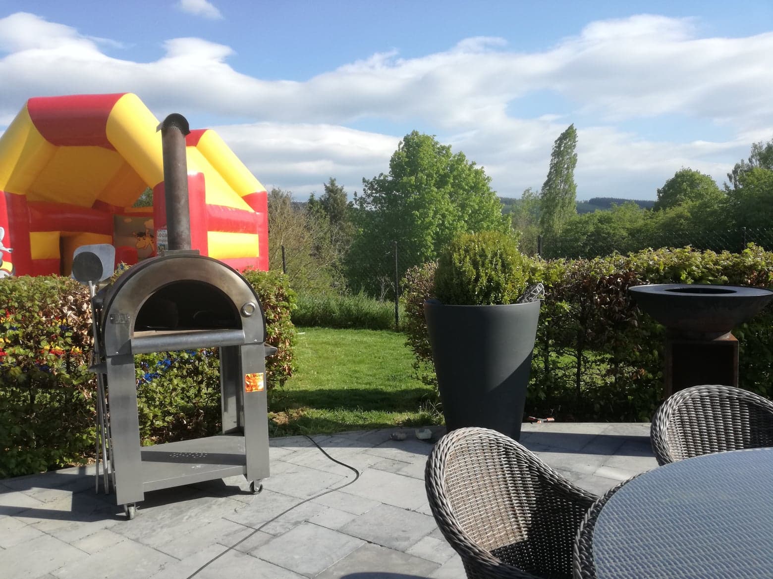 springkussen met pizza oven