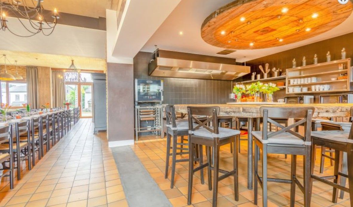 eetkamer met keuken in luxe woning