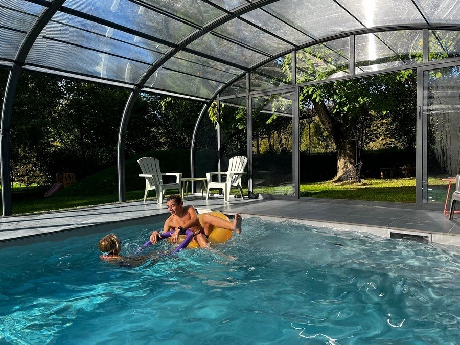 buitenzwembad met overkapping