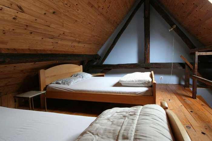 slaapkamer in molen vakantiehuis bij franse grens