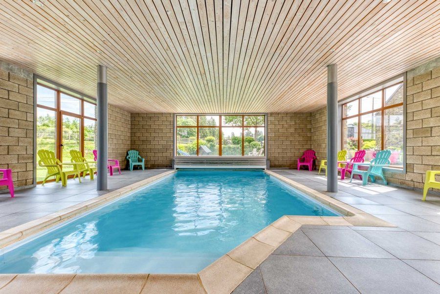 Binnenzwembad naast kasteel