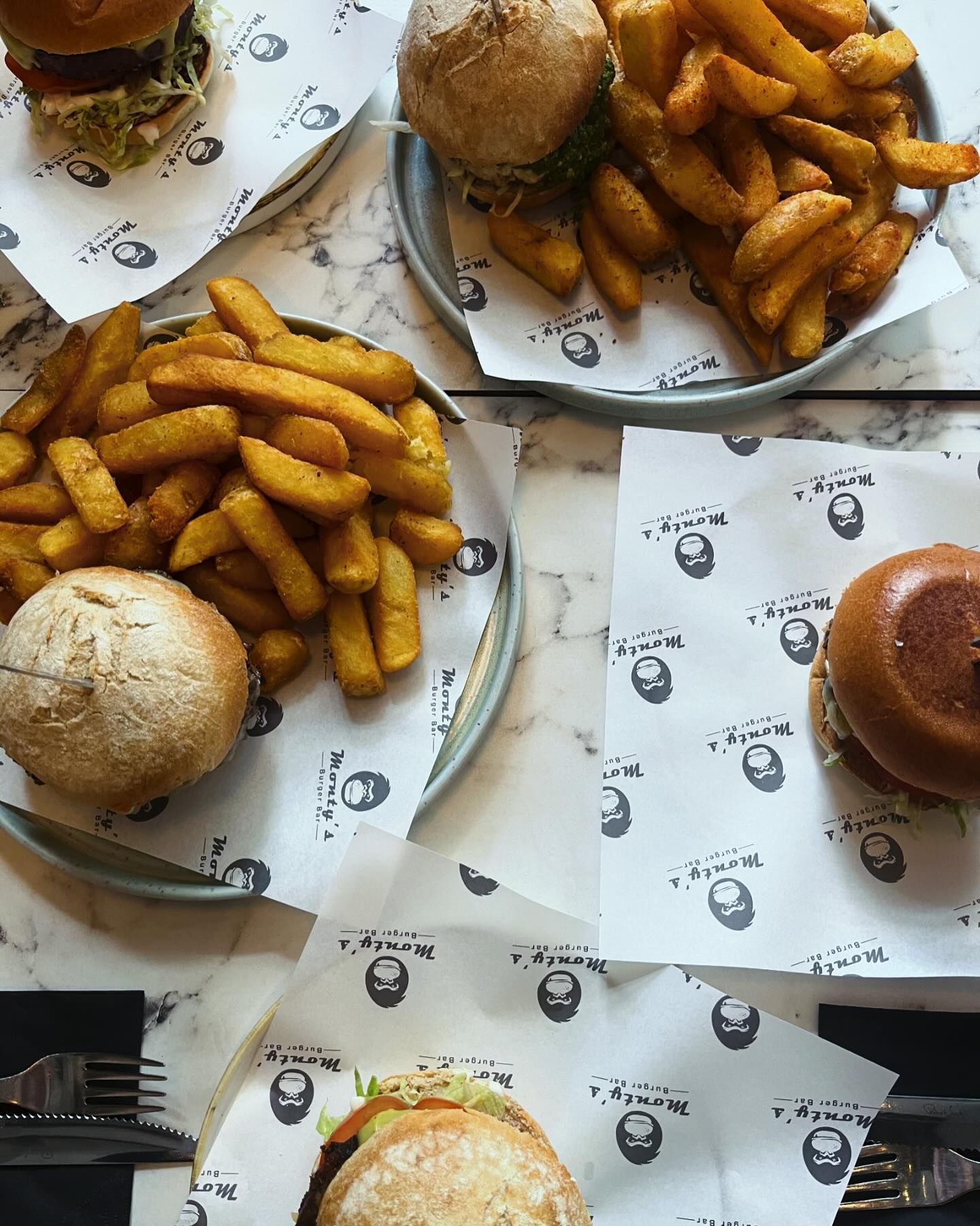 Montys_Burger_Bar
