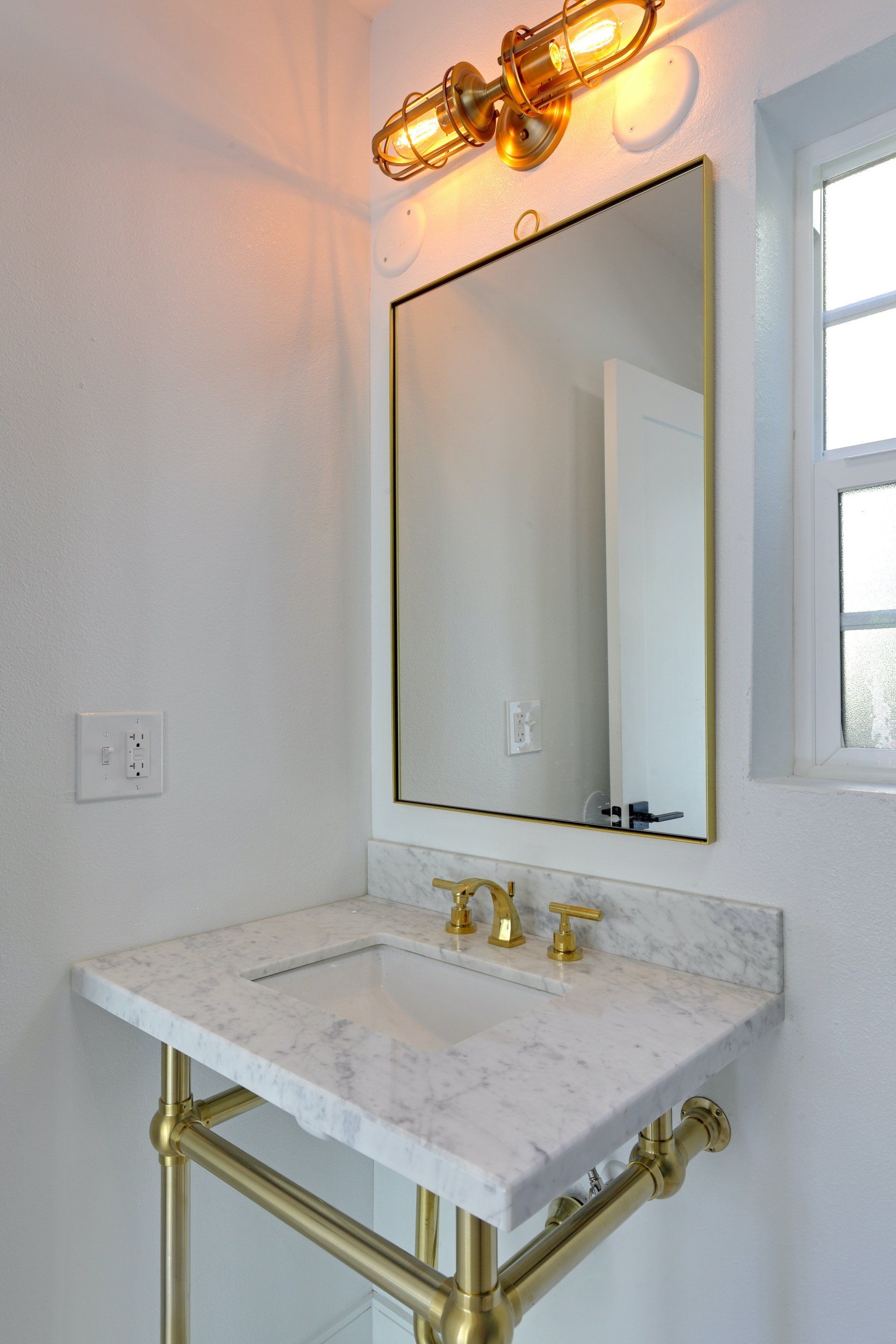 Hamilton Way Elegant Bathroom Sink Photo