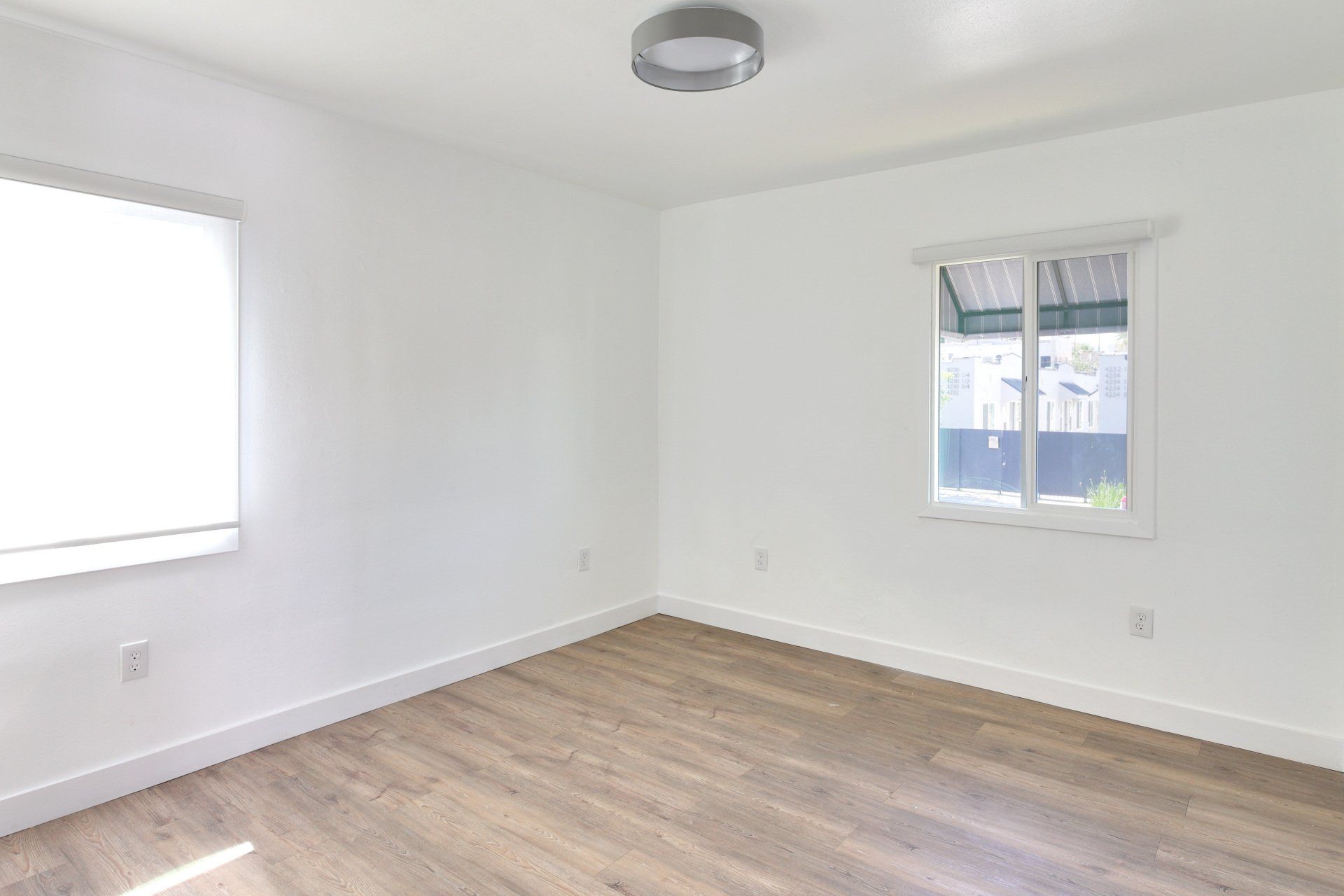 Burns Avenue  Room  Photo