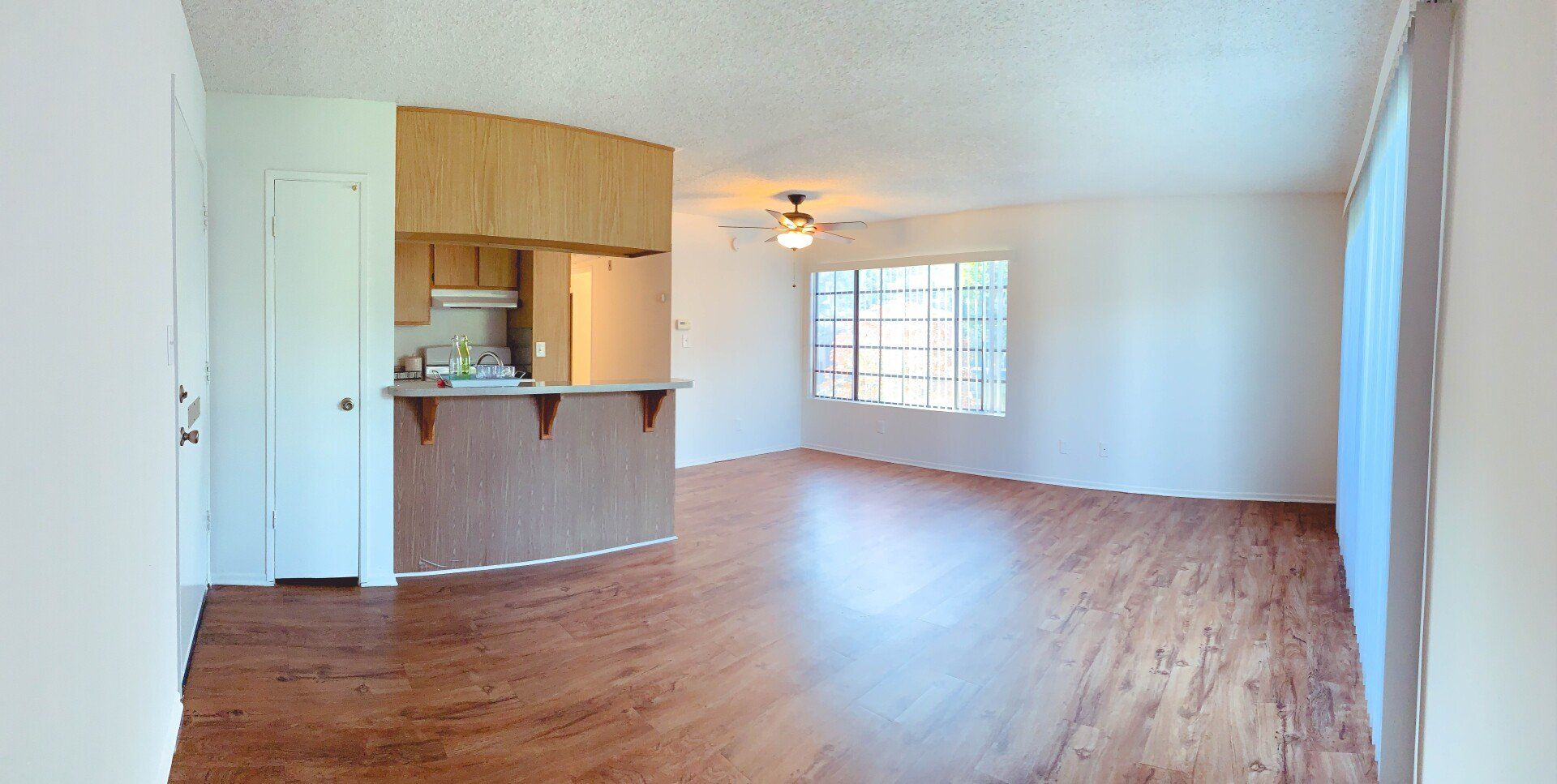 Windward Living room Photo With Counter