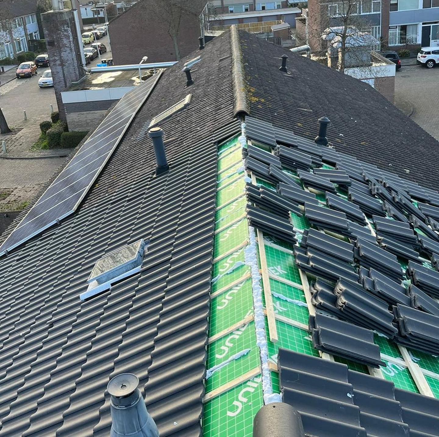 een luchtfoto van een dak met veel tegels erop