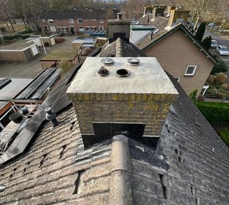 een luchtfoto van een dak met daarop een schoorsteen.