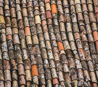 een close-up van een rij oude tegels op een dak.
