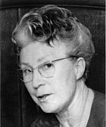 Ein Schwarzweißfoto einer Frau mit Brille.